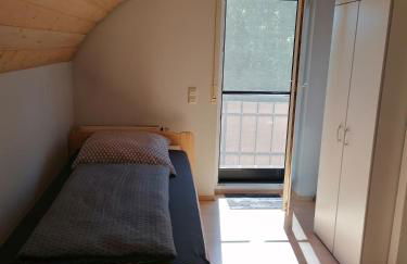 Ferienhaus Stein, TOP Monteurwohnung, sehr groß, 4 Einzelzimmer, Doppelzimmer, Übernachtung bis zu 8 Personen möglich - Foto 2