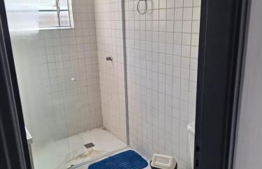 Apartamento com Estacionamento, Wi-Fi, Ar condicionado a 300 metros da Praia da Enseada no Guarujá. - Foto 54