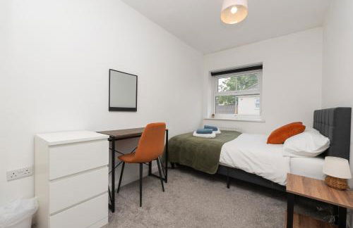 Large Modern Home, Free Parking, Families and Contractors Welcome - Foto 22