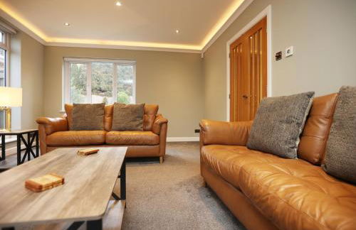 Is Y Coed Place By N And N Stays Ltd, Spacious 5 bed house in Wenvoe Cardiff, With Free Private Parking, Garden and WIFI - Photo 19