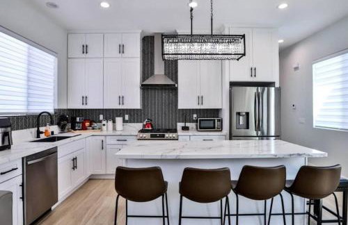 H&H New Built 2023 Hidden Gem Heart of OC 3 Queen Beds - Foto 5