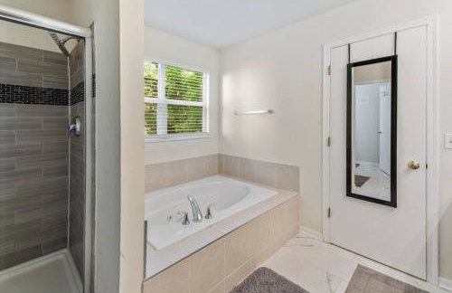 Modern Comfort Loves Park - Stylish 3BR Getaway - Foto 36