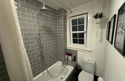 Stirling Haven: Charming 3B Apt in City Centre - Photo 22