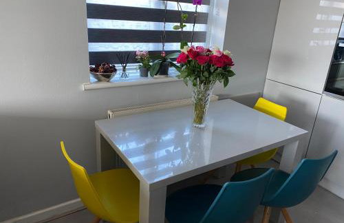 Modern 2 bedroom flat with Sky TV & free parking - Foto 22