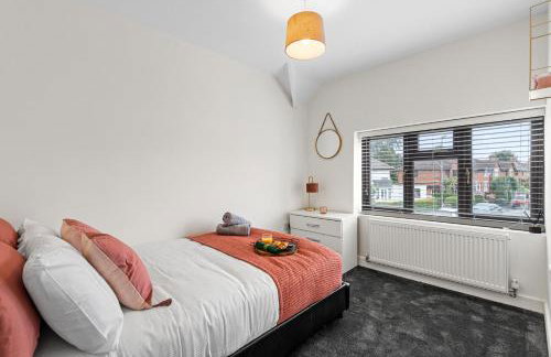 Walsall - 4 Bedroom House, Wi-Fi, Garden , Sleeps 8 - JRR Stays - Foto 11