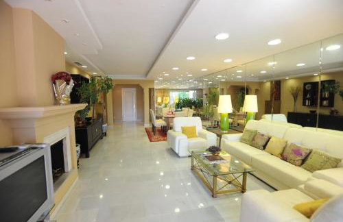 Bonito piso con jardines y piscina - Foto 31