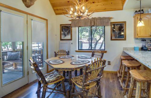 2 Mi to Show Low Lake: Scenic Cabin w/ Balcony - Foto 6