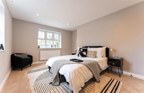 Luxury Four Bedroom Home Near Sandbanks - Photo 26