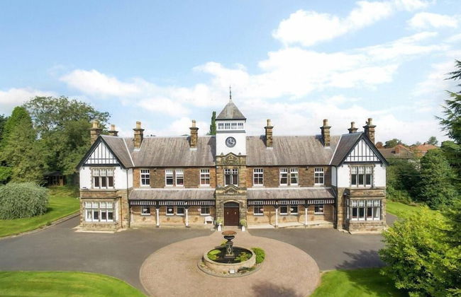 Peak Manor - Photo 1