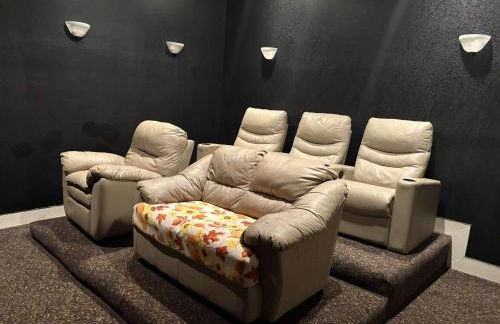 Private Pet-Friendly 2BR Suite with Movie Theater & Pond View and Access - Foto 2