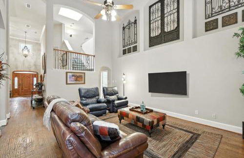 Lewisville Luxe Pool Getaway - Patio BBQ TV Room - Foto 7