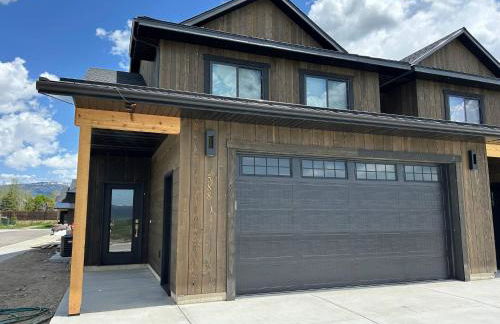 Peaks & Pines Modern Gem, 2 Kings, Bunks, Hot Tub, Walkable, Kid's Cove - Foto 63