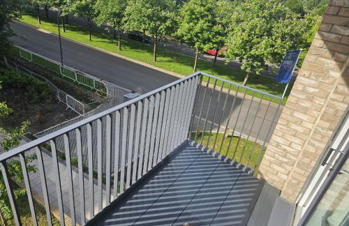 Luxury 1-Bed Apartment with balcony & Free parking - Photo 13