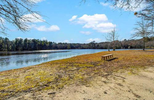 Charming Retreat on 20 Acres with Private Lake! - Foto 20