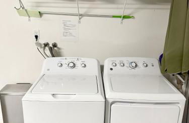 Waterfront Oasis with Private Heated Pool & Dock - Foto 31