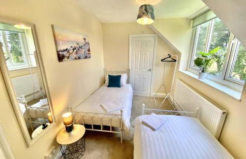 EasyRest - Spacious Detached House - 10 Beds - 5 Bedrooms - 4 Bathrooms - Secure Parking 5 Vehicles - Excellent Road Links - Perfect for Contractors & Large Groups - Foto 9