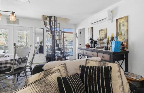 Lakefront w/ Private Dock, 2 Slips, Swim Mat, Firepit, & Covered Patio 44mm - Foto 9