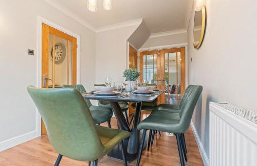 M54 Luxury Escape Sleeps 7- 4 Beds Off M54 - Driveway Parking- RAF Cosford Telford Albrighton Oxley Staffordshire -JLR Wolves Stafford I54 Business Park- 10 Mins to M6- 45 Mins to NEC and BHX Airport Regular & Long Work Stays available - Samina- ARZ Stays - Foto 14