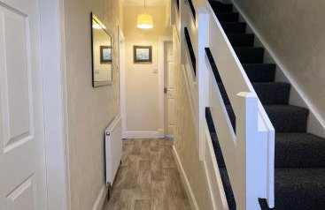 Spacious 2-Level Home by the Beach & Transport - Foto 34