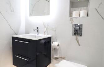 The Abbey Apartment - 1BR Apt with Dedicated Workspace, Fast Wifi & Stylish Kitchen Island & Free Secure Underground Parking - Foto 27