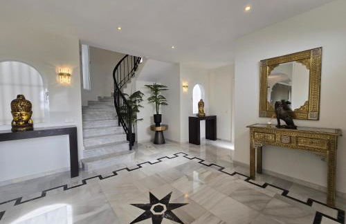 Large Family Villa 500m From Beach with Stunning Views - Photo 16