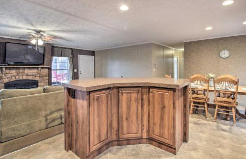 Family Lake Retreat w/ Screened Deck! - Foto 10