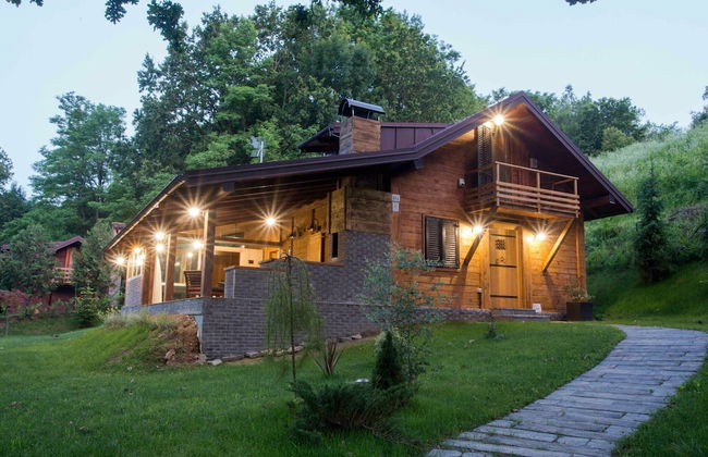 Amazing Chalet with Private Garden, Hot Tub, Sauna, Great Location by the River - Foto 1
