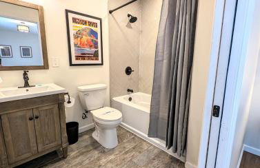 Luxurious Lake Retreat with Hot Tub and Walk to Beach - Foto 7