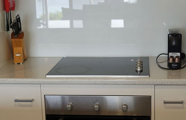 Captains Cove Resort - Waterfront Apartment - Photo 9