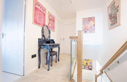 Stylish 4-Bed House in Arley - Photo 3