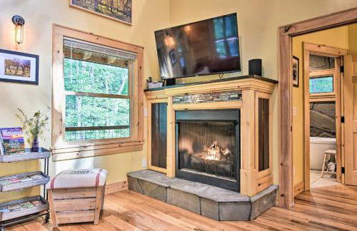 Romantic Asheville Area Cabin with Deck and Hot Tub! - Foto 5