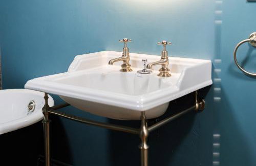 Central Whitchurch - Lowcross House Guest Bedroom 1 - Photo 19