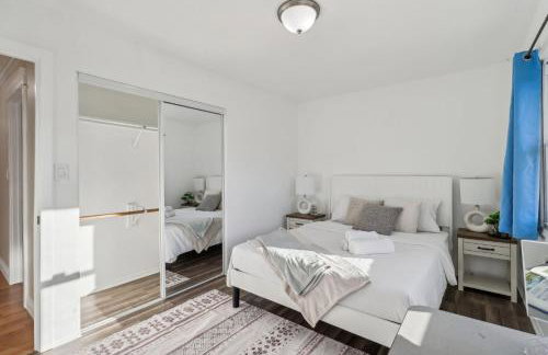 Entire Private Home with 3 Bedrooms, Gated Yard, Parking, King Bed, Available Now - Foto 13