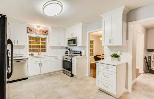 Spacious 5BR Retreat Sleeps 12,Large Deck - Foto 27