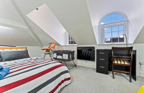 Exquisite 2-Bedroom Penthouse-Sleeps 7-Free Parking with Workspace & High-Speed WiFi - Foto 12