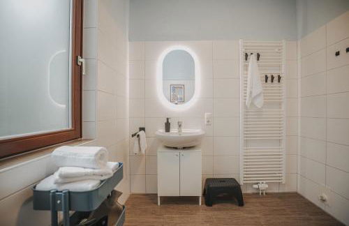 JOBOSTAYS - LINDEN Family Apartment Oldenburg - sehr geräumig 110m2 - Terrasse mit Gartenblick - voll ausgestattete Küche - 2 Bäder - Babybett - 10 Min zu Fuß zum Bahnhof - kostenloses WLAN - Parkplatz - kontaktfreier Check-In - Photo 56