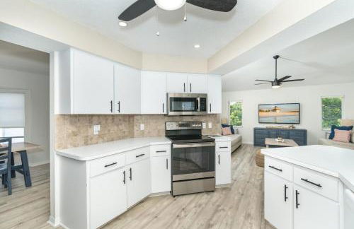 Beautiful Spacious Home! Close to Beaches - HEATED Private Pool - Foto 19