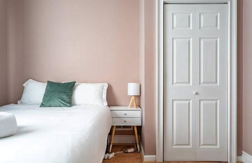 City Outside Serenity Inside: 2B1B NYC - 40 Min - Photo 19