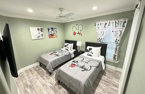 BRAND NEW! Lakefront 9BR Pool Hot Tub Outdoor Kitchen BBQ Theater 2 miles Disney - Foto 44