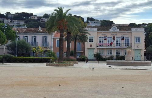 50 M2 -T3- 4 personnes - Moderne-Climatisé-2 chambres-Wifi -Très grande terrasse de 35 M2 avec BBQ-1er étage dans petit immeuble - Vue magnifique et dégagée - Foto 21