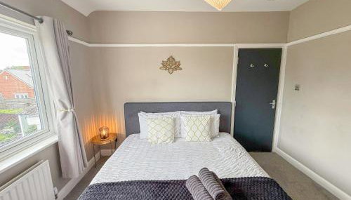 Spacious 3BDR House in New Malden with FREE Parking and Garden near Kingston upon Thames, Wimbledon & Raynes Park by NourNest Apartments - Foto 4, towels, wardrobe, heating