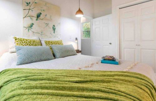 Romantic Retreat, Relax at Hot-tub, Indoor & Outdoor shower, firepit, 5 min to Hawaii Volcano park - Foto 12