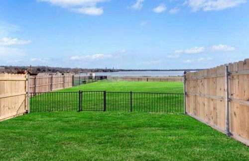 Front Lake Holiday 2BR 1BA Guest Home with Hot Tub - Foto 23