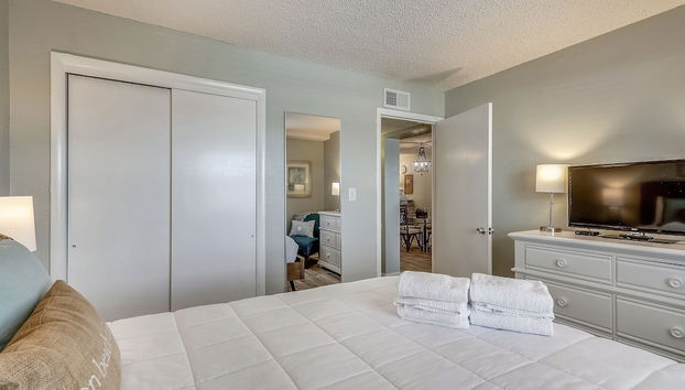Venus 206 is a 1 BR on Okaloosa Island steps from the pool and easy beach access by RedAwning - Foto 4, Habitación