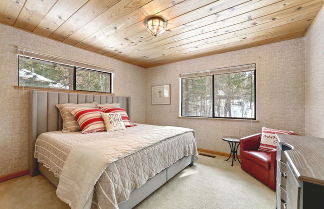 Tahoe Forest Chalet 3BR House w/ Mountain Views - Foto 7