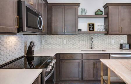 Charming East Nash Retreat, Walk to Dining Faves, Cozy Den, Workspace and Smart TVs, Plush Velvet Sofa, Full Kitchen & Garage, Near Mas Tacos & Five Points, 10 Min to Broadway, 24 Hr Hospitality - Foto 18