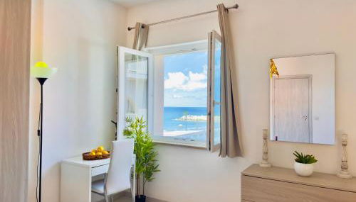 Demetra Seafront Apartment - Parking & Pool - Foto 2