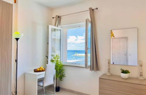 Demetra Seafront Apartment - Parking & Pool - Foto 2