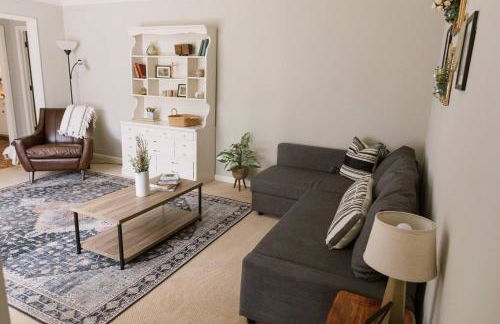 ~ The Cozy Farmhouse ~ | Sleeps 10+ | Farm Views - Foto 33