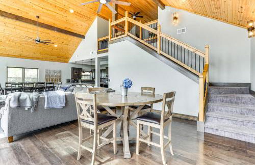 Lavish Retreat with Decks, Steps to Table Rock Lake! - Foto 5